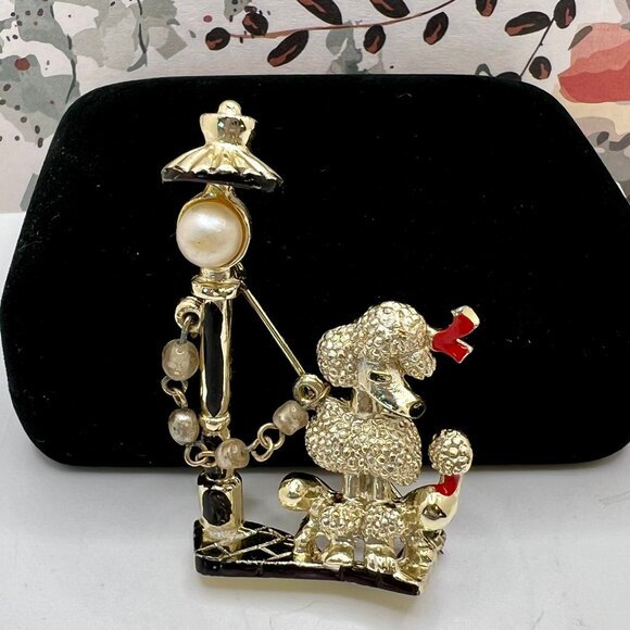 Poodle Leashed to Lamp Post Brooch - Picture 1 of 5
